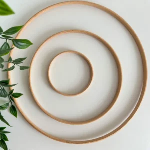 Retrouvez tous nos cercles en métal, osier ou bois ainsi que nos étoiles, lunes, cœurs et triangles spéciale pour faire du macramé !